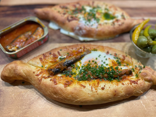 Khachapuri - georgisches Käsebrot mit sardinen