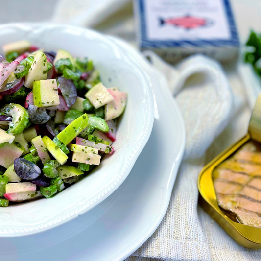 Waldorf Salat mit gegrilltem Lachs