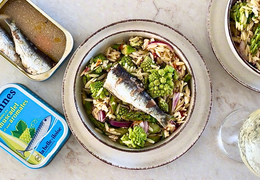 Frühlings-Orzo-Salat mit geröstetem Gemüse & Sardinen in Muscadet-Wein 🐟