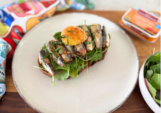 Knuspriges Eigelb & Pikante Sardinen — Der Perfekte Goldene Toast 🌶️